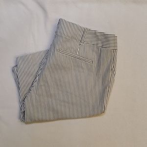 Ann Taylor sz 8 petite Ivory / blk pinstripe short